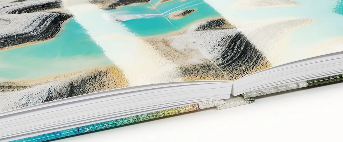 PDP | Bildband | Image Slider Section | Fotopapiere | Slide #1 Close-up of glossy photo paper