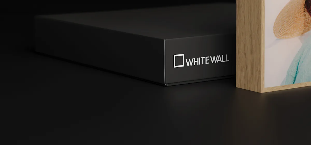 PDP | ArtBox Gift Edition | Icon Grid Section > USP | Mobile ArtBox standing next to a gift box.