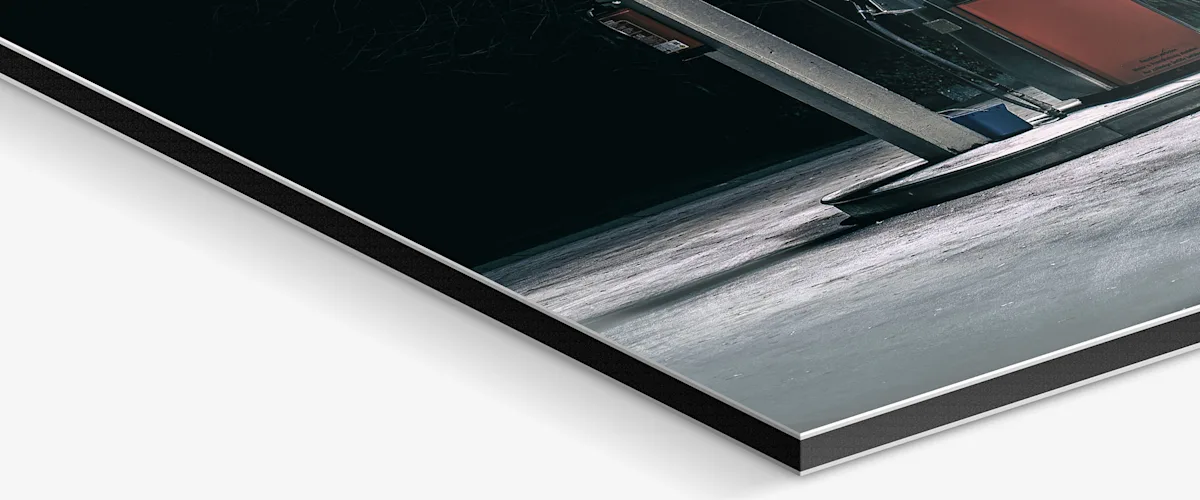 PDP | Aluminium ArtBox | Image Slider Section > Material > Original Photo Print On Aluminium Dibond Close up of the support material.