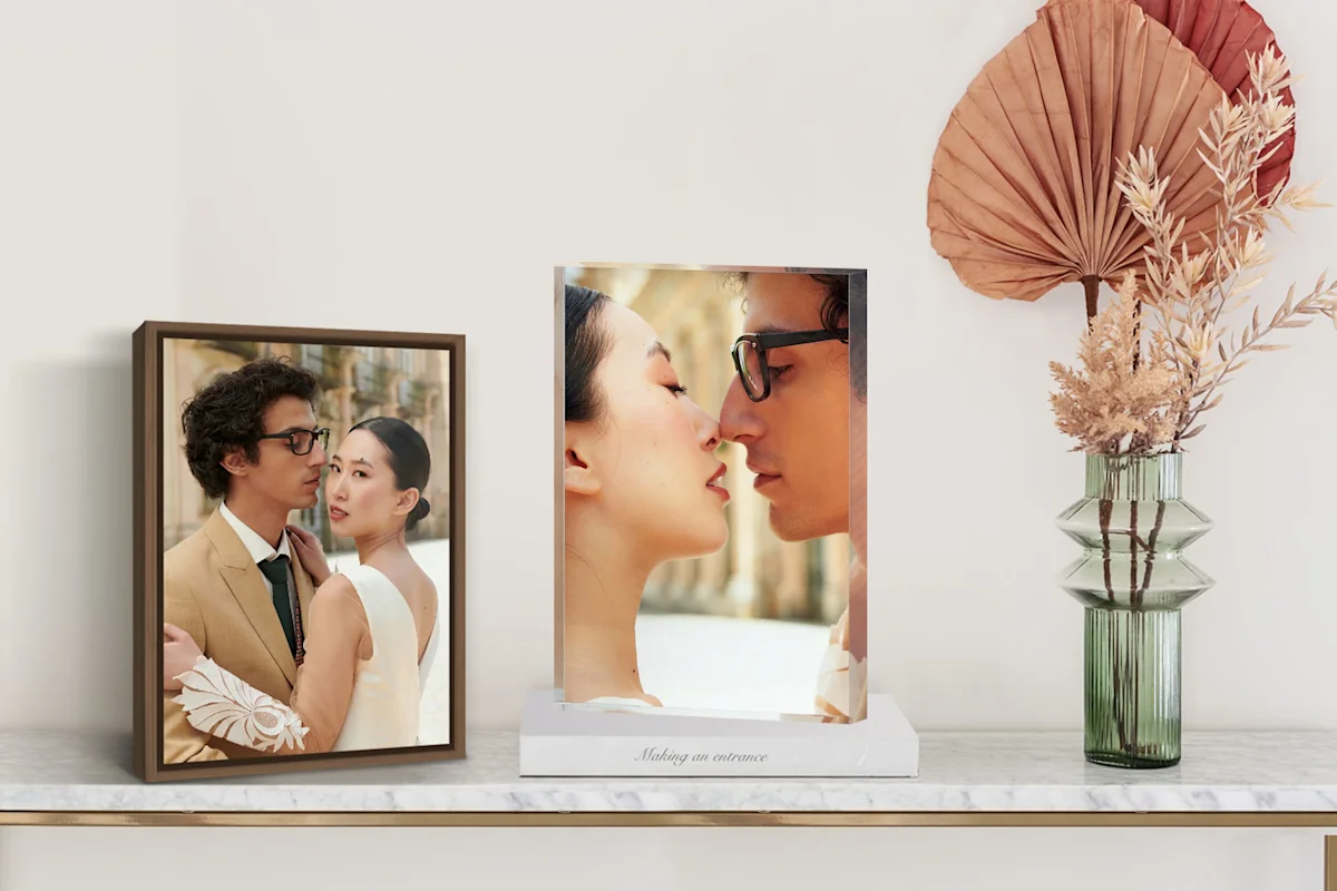 SEA | CDP | Wedding | Big Picture Slider | Product Selection | Slide Photo Gifts Image artbox gift edition and acrylic photo block both with wedding couple motifs standing on a table.