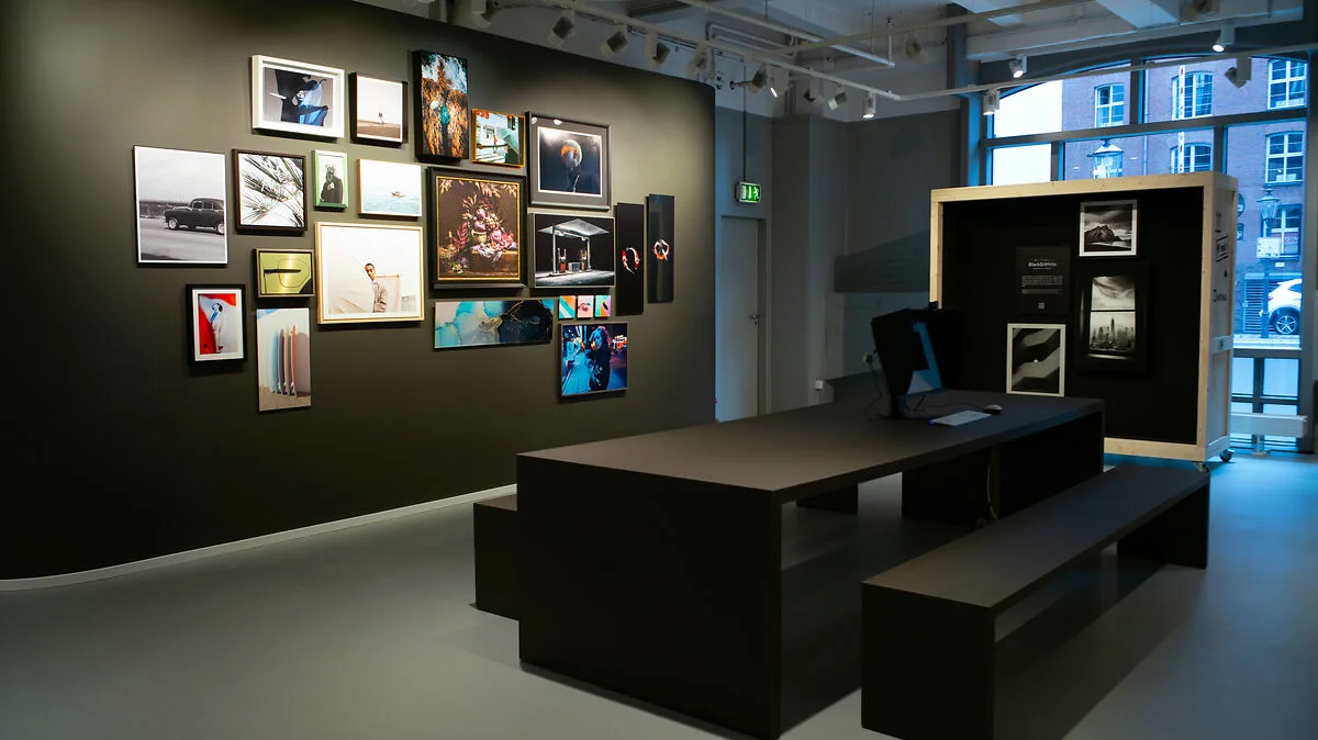 WhiteWall per clienti commerciali Interno del negozio con prodotti stampati su carta bianca appesi alle pareti.